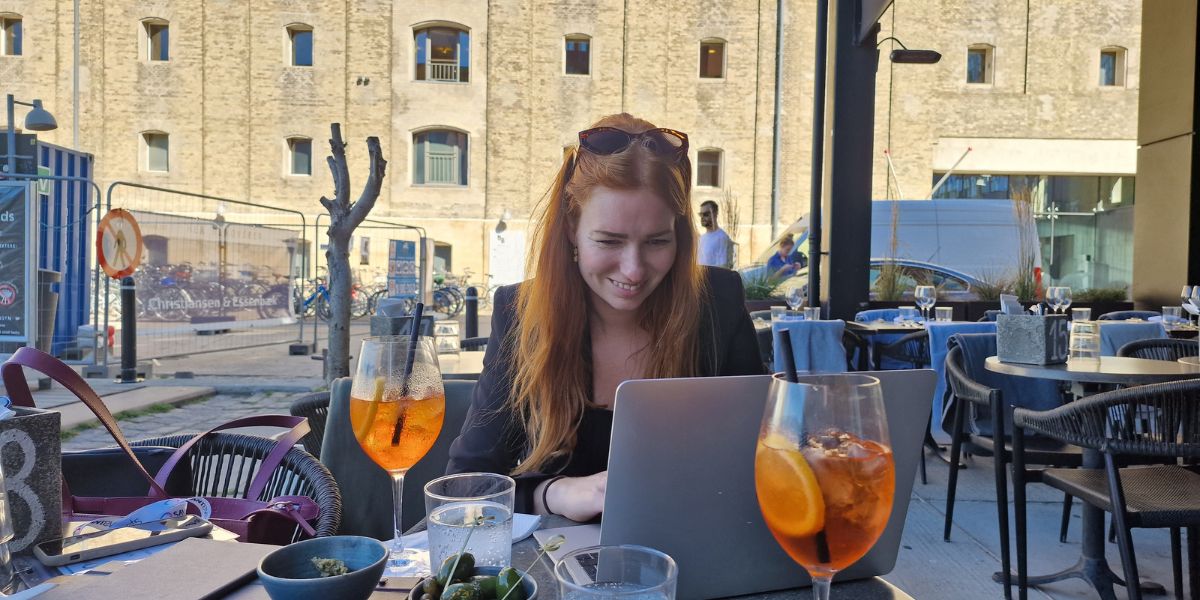 En kvinde, der arbejder på en stor international e-handelshjemmeside, med fokus på at administrere og optimere den digitale butik for global succes.